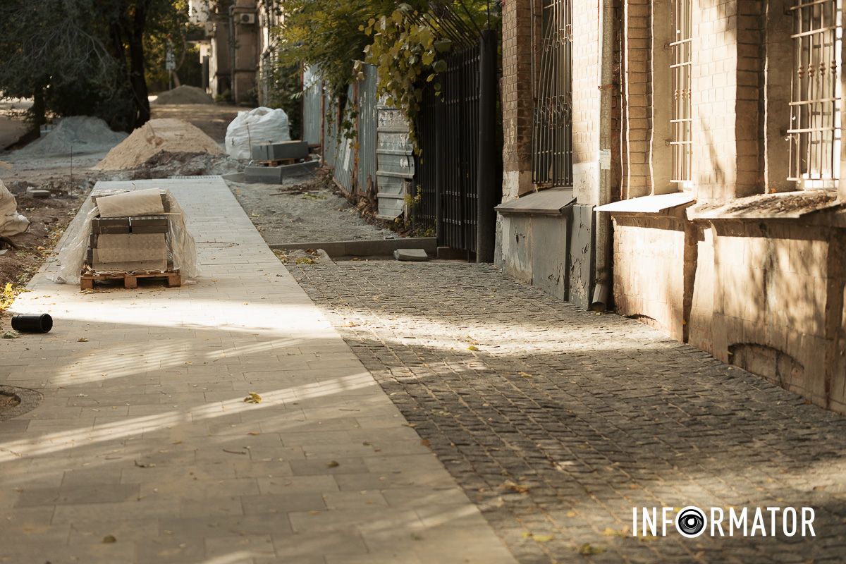Обновляют тротуар В Днепре на Ивана Акинфиева не за бюджетные средства обновляют тротуар 3