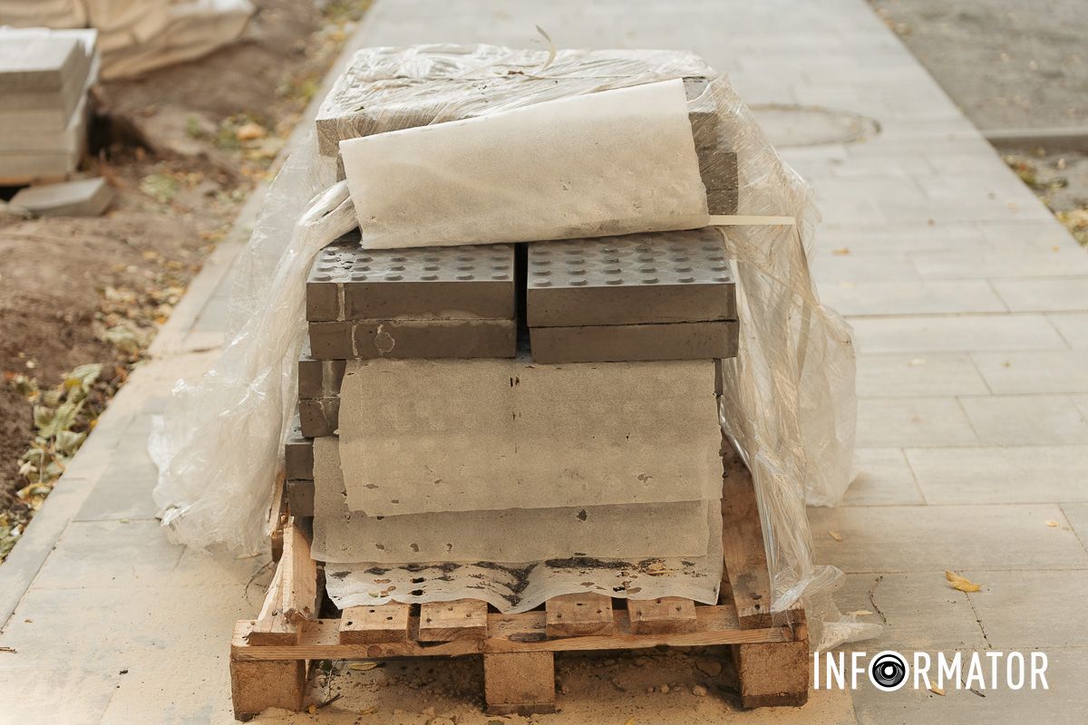 Работы выполняют не за бюджетные средства В Днепре на Ивана Акинфиева не за бюджетные средства обновляют тротуар 8