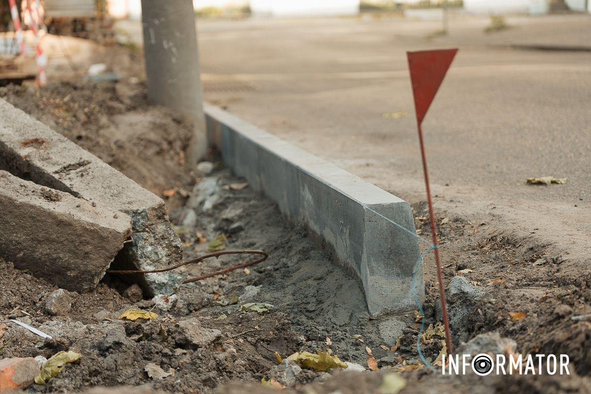 Новые бордюры В Днепре на Ивана Акинфиева не за бюджетные средства обновляют тротуар 11