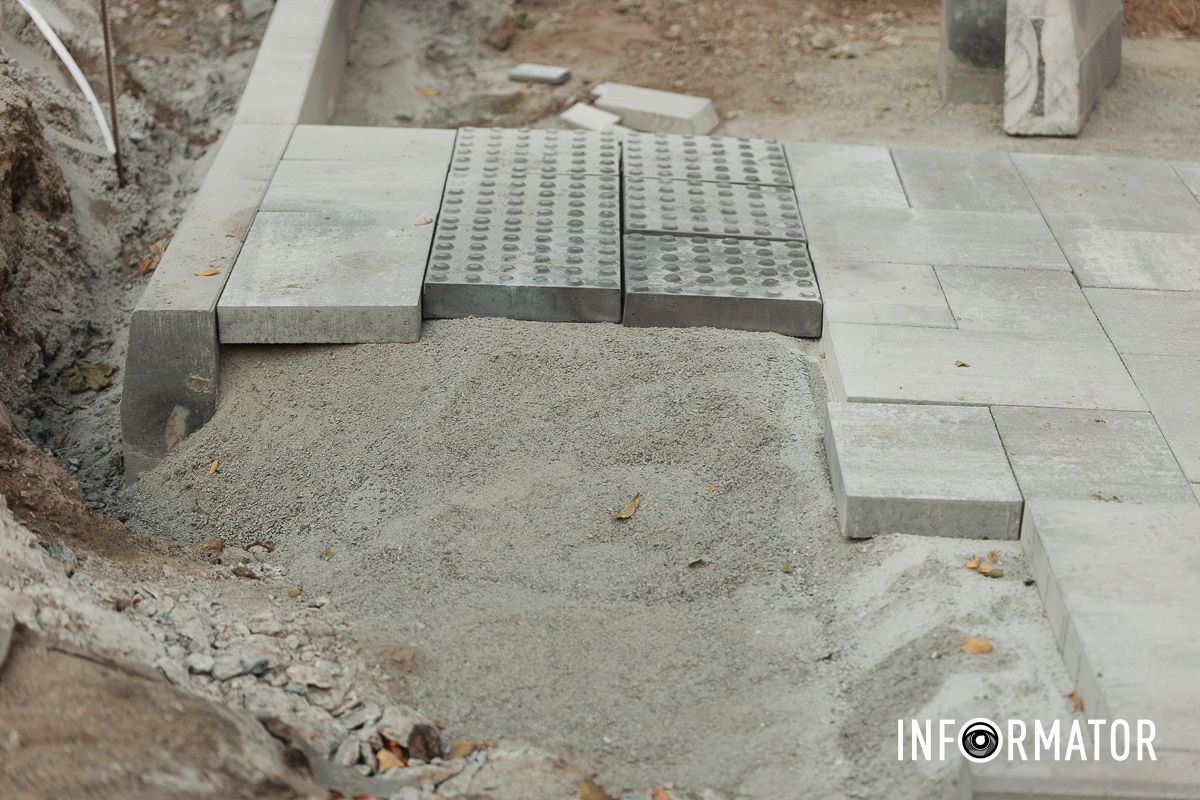 Зеленые насаждения во время работ не цепляют В Днепре на Ивана Акинфиева не за бюджетные средства обновляют тротуар 14