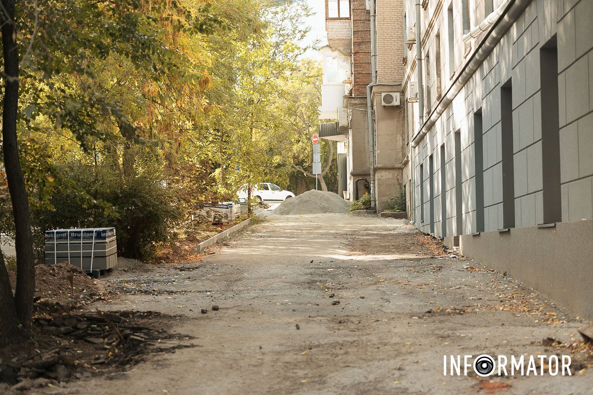 Впереди еще немало работ В Днепре на Ивана Акинфиева не за бюджетные средства обновляют тротуар 5