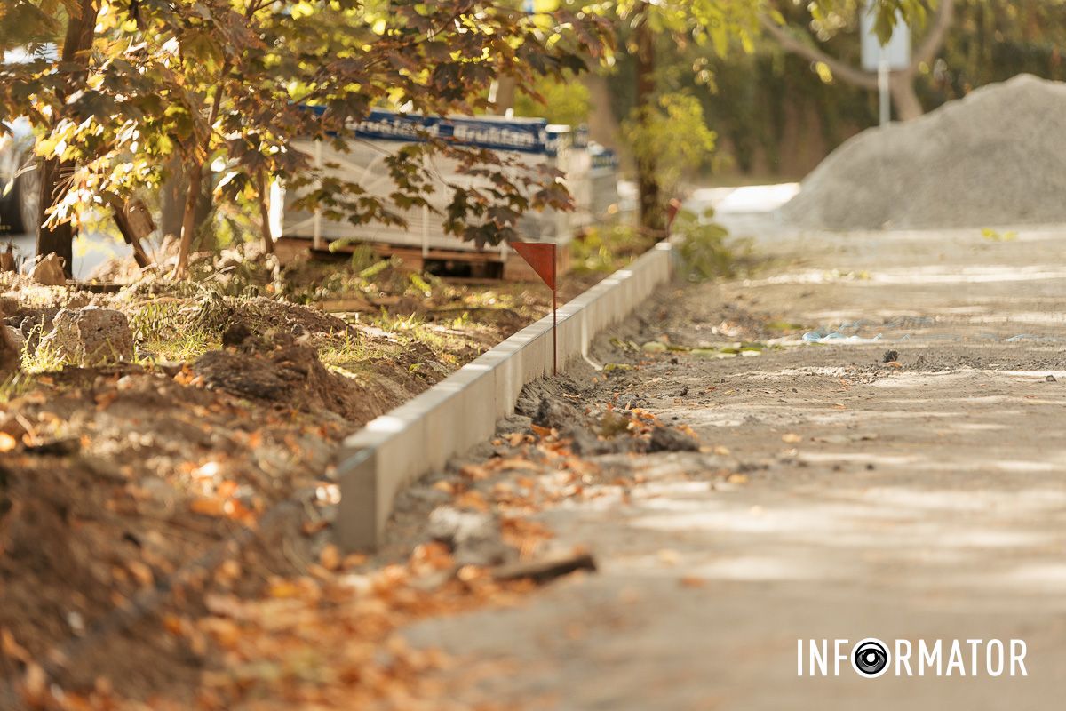 Предусмотрены карманы для парковки В Днепре на Ивана Акинфиева не за бюджетные средства обновляют тротуар 6