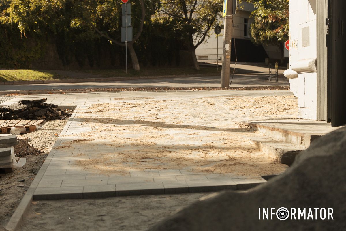 Плитка в едином стиле В Днепре на Ивана Акинфиева не за бюджетные средства обновляют тротуар 7