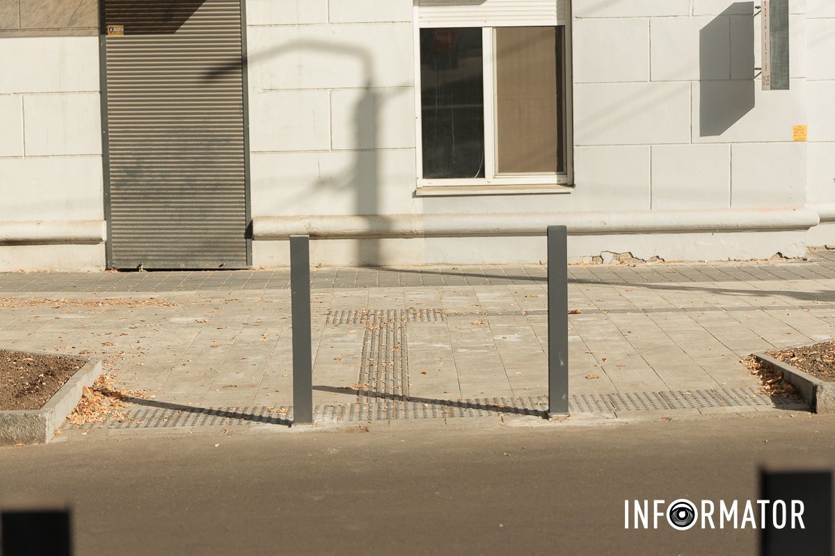Установленные антипарковые столбики В Днепре на Ивана Акинфиева не за бюджетные средства обновляют тротуар 13