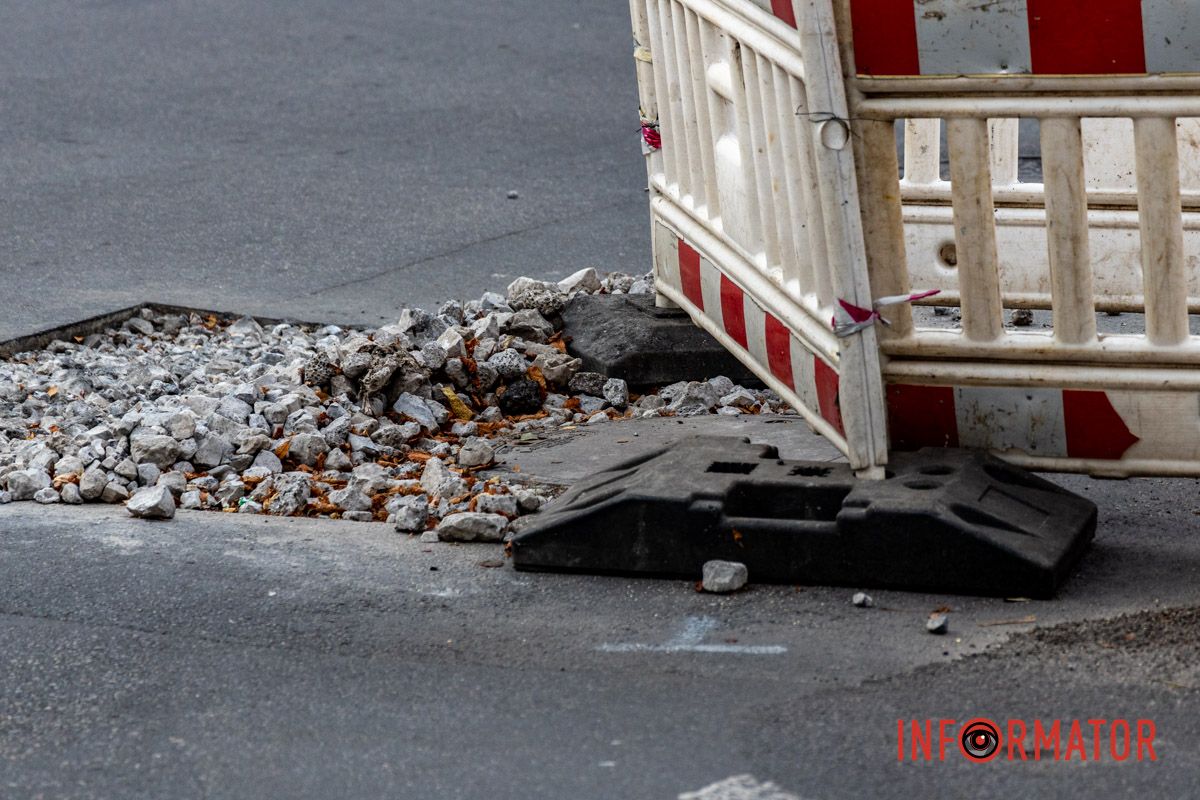 На перекрестке проспекта Дмитрия Яворницкого и улицы Юлиуша Словацкого уже несколько месяцев стоит изгородь и засыпанная щебнем яма. В Днепре коммунальщики "забыли" о яму: водители жалуются на постоянные неудобства в центре 2