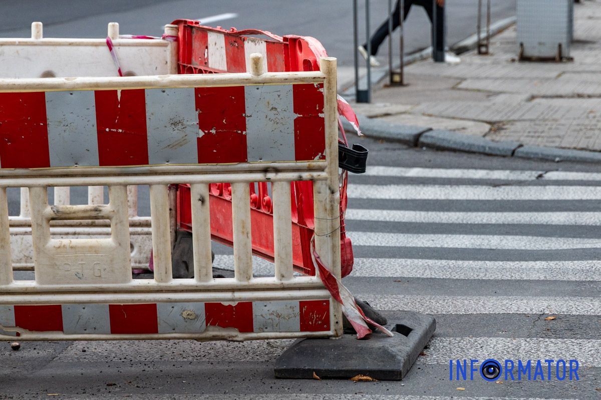 В Днепре водители жалуются на опасное препятствие прямо в центре города В Днепре коммунальщики "забыли" о яму: водители жалуются на постоянные неудобства в центре 1