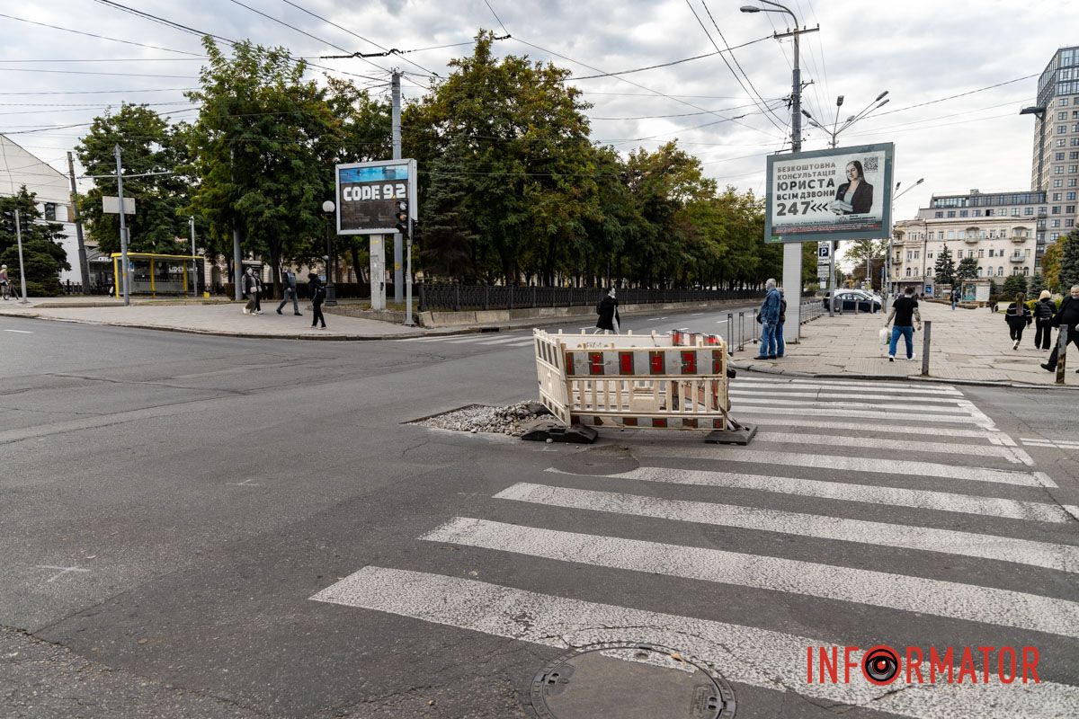 Когда-то здесь работали коммунальщики В Днепре коммунальщики "забыли" о яму: водители жалуются на постоянные неудобства в центре 3