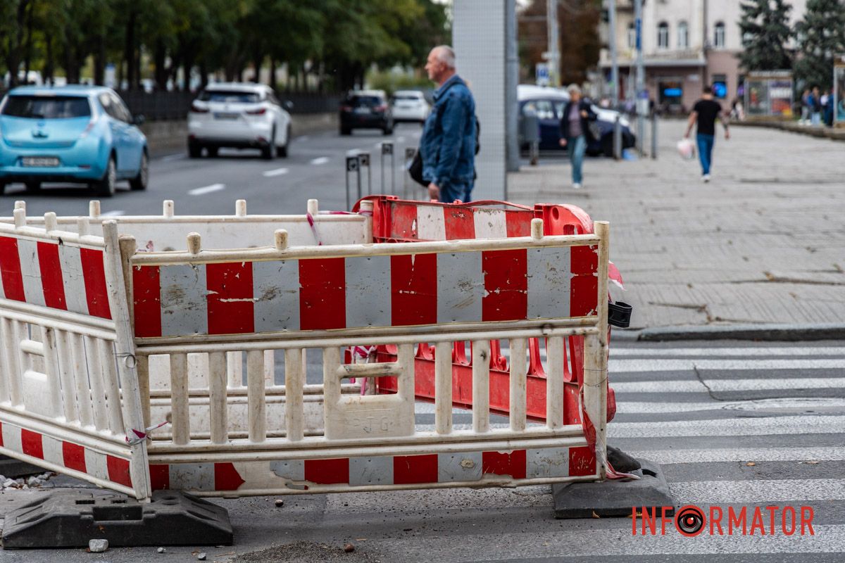 Они раскопали участок дороги, но после работ не восстановили покрытие. В Днепре коммунальщики "забыли" о яму: водители жалуются на постоянные неудобства в центре 4