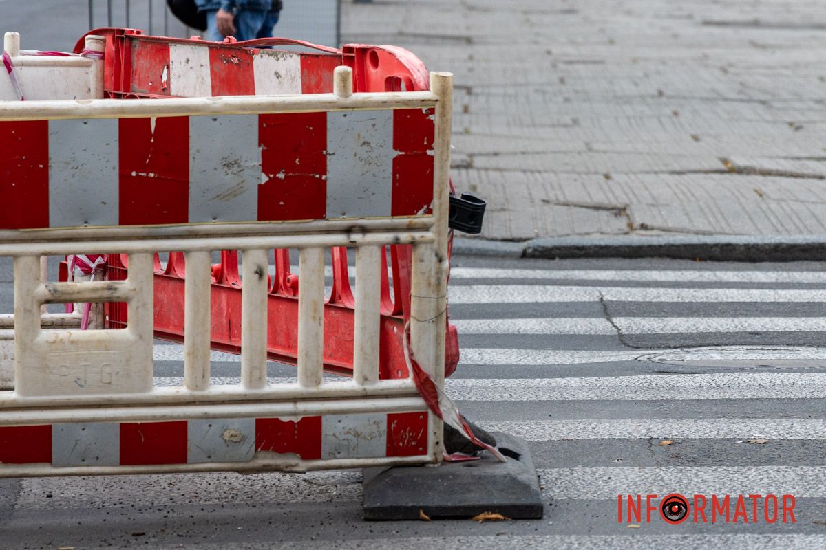 Теперь на месте ремонта — пропасть, создающая проблемы для водителей и пешеходов В Днепре коммунальщики "забыли" о яму: водители жалуются на постоянные неудобства в центре 5