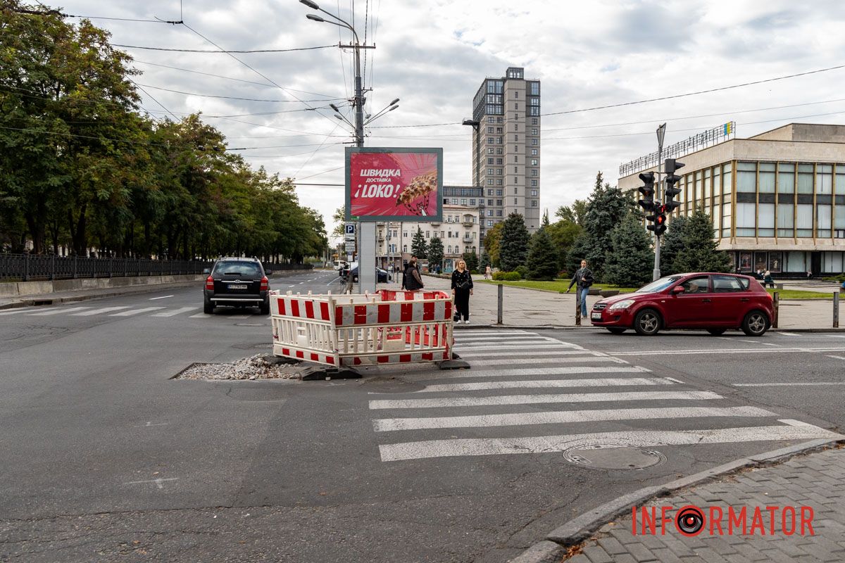 Автомобили вынуждены объезжать препятствие, что затрудняет движение на одной из главных улиц города В Днепре коммунальщики "забыли" о яму: водители жалуются на постоянные неудобства в центре 6