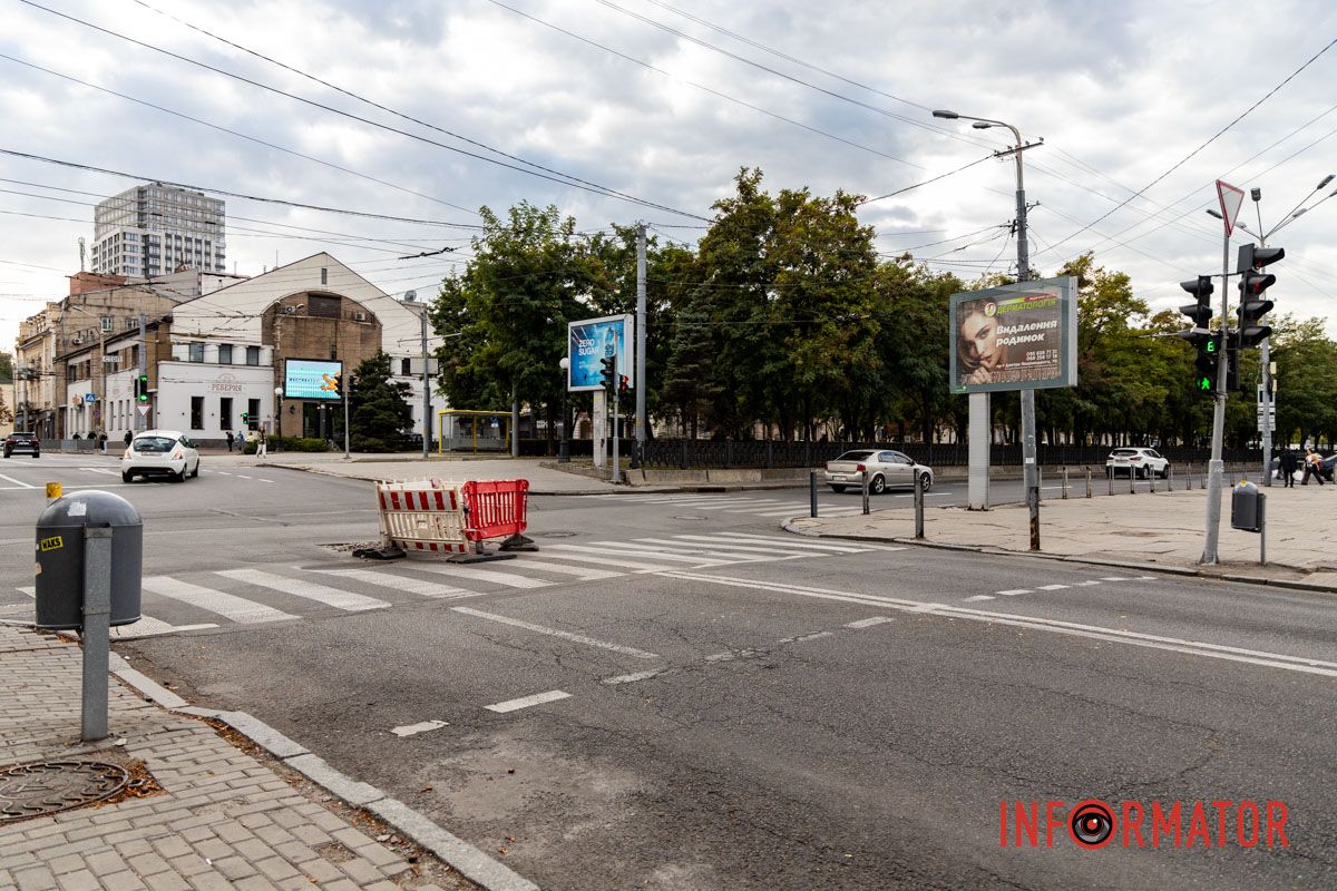 Люди жалуются, что со времени раскопок прошло уже несколько месяцев, а благоустройство так и не сделано В Днепре коммунальщики "забыли" о яму: водители жалуются на постоянные неудобства в центре 7