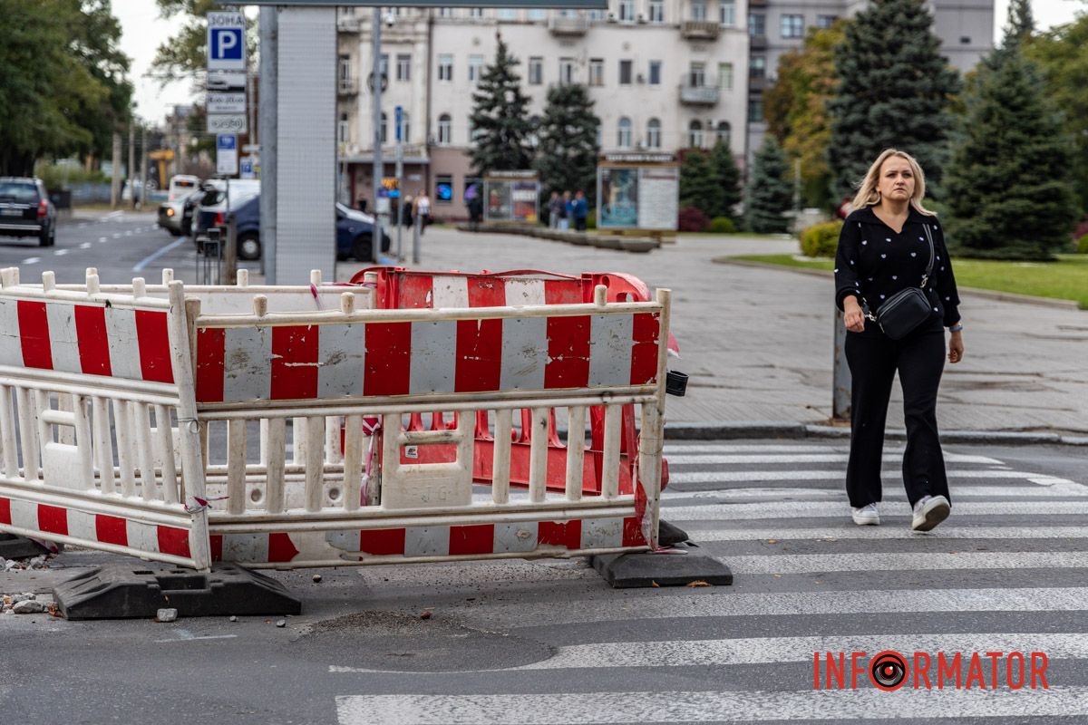 Водители требуют от городских властей обратить внимание на проблему и восстановить дорогу В Днепре коммунальщики "забыли" о яму: водители жалуются на постоянные неудобства в центре 8