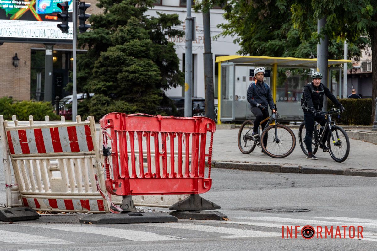 Информатор будет следить за развитием событий В Днепре коммунальщики "забыли" о яму: водители жалуются на постоянные неудобства в центре 9