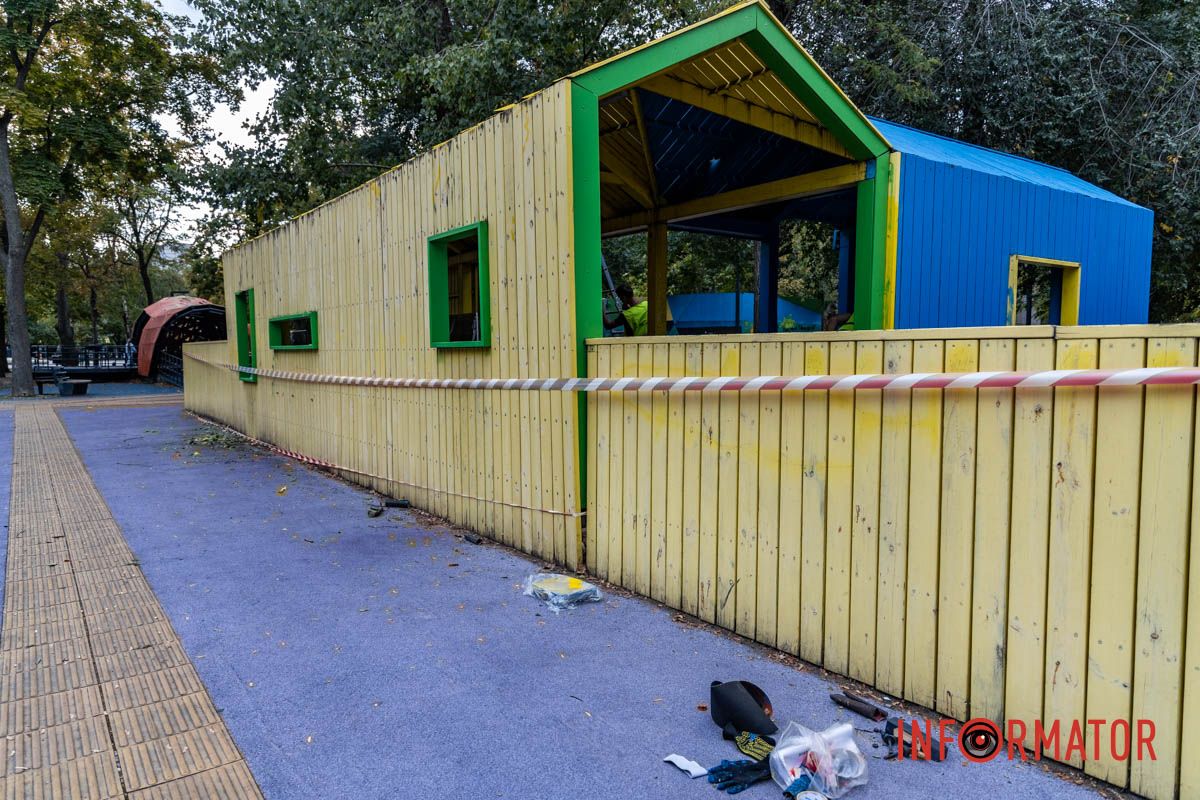 Это место давно стало излюбленной зоной отдыха для детей и родителей, но в последнее время находилось в аварийном состоянии В Днепре в сквере Героев ремонтируют детскую и инклюзивную площадки: подробности 2