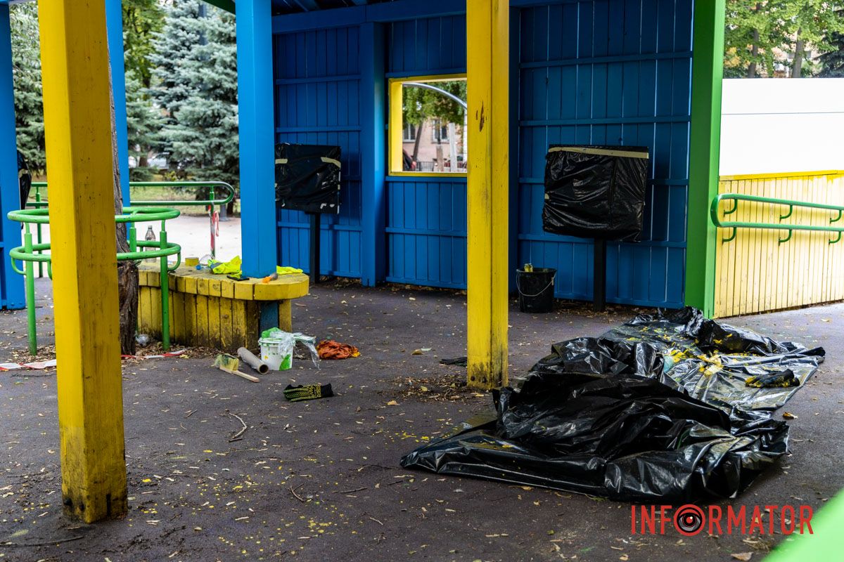 Поврежденное оборудование, сломанные качели и надписи вандалов создавали опасность для малышей В Днепре в сквере Героев ремонтируют детскую и инклюзивную площадки: подробности 3