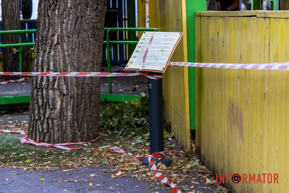 На 4 октября коммунальщики демонтировали аварийные конструкции на инклюзивной площадке В Днепре в сквере Героев ремонтируют детскую и инклюзивную площадки: подробности 5
