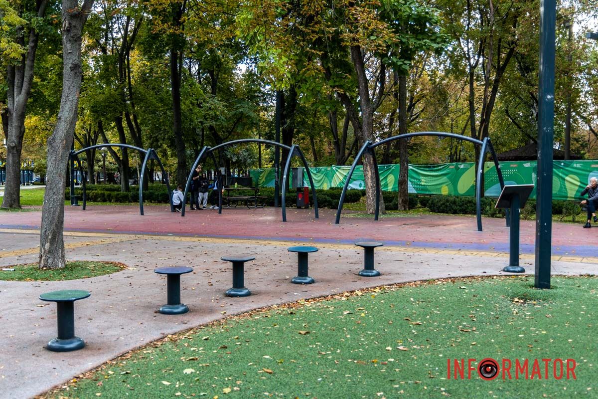 По информации городского совета, сейчас качели и карусели восстанавливают в цехе. В Днепре в сквере Героев ремонтируют детскую и инклюзивную площадки: подробности 6