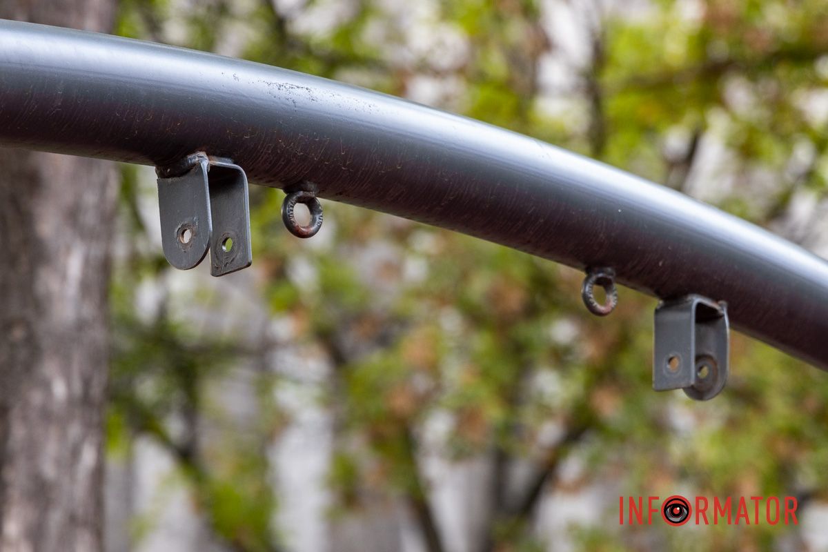 Поверхности очистили от надписей специальными средствами. В Днепре в сквере Героев ремонтируют детскую и инклюзивную площадки: подробности 7