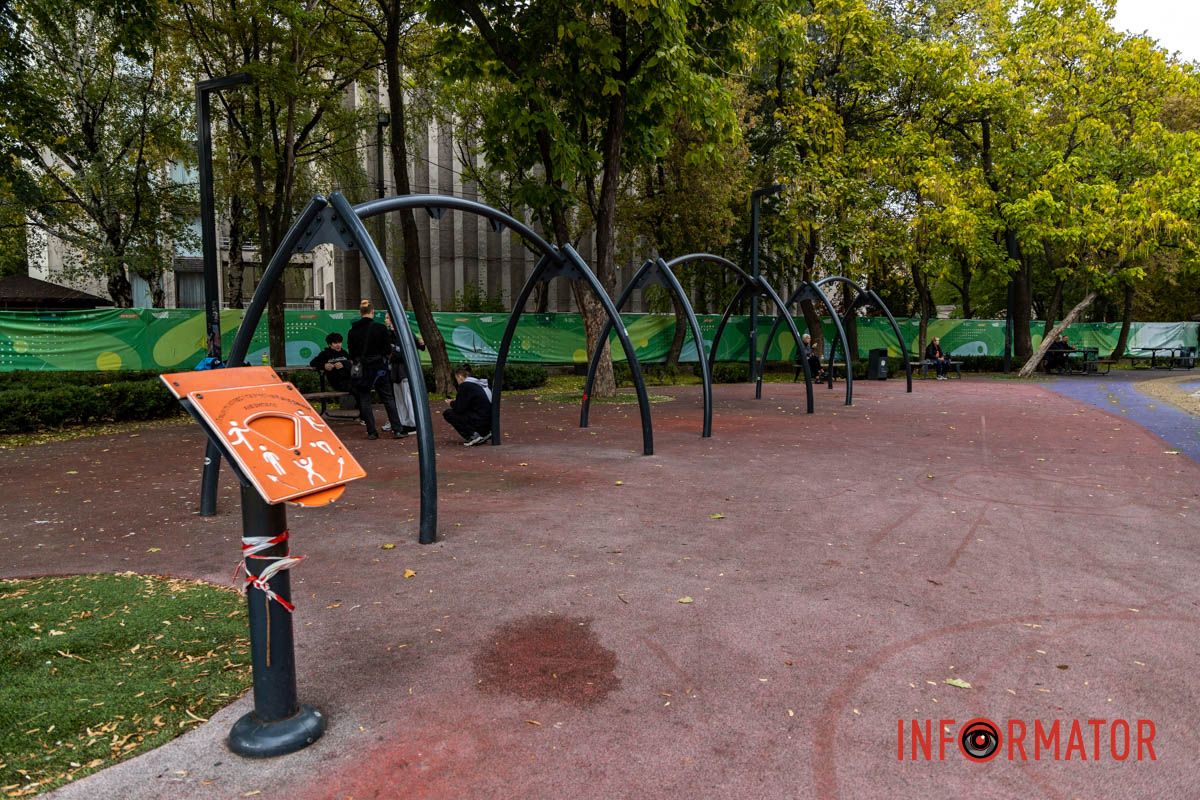 Здесь планируют отремонтировать качели, песочницу, карусель и игровой комплекс. В Днепре в сквере Героев ремонтируют детскую и инклюзивную площадки: подробности 9