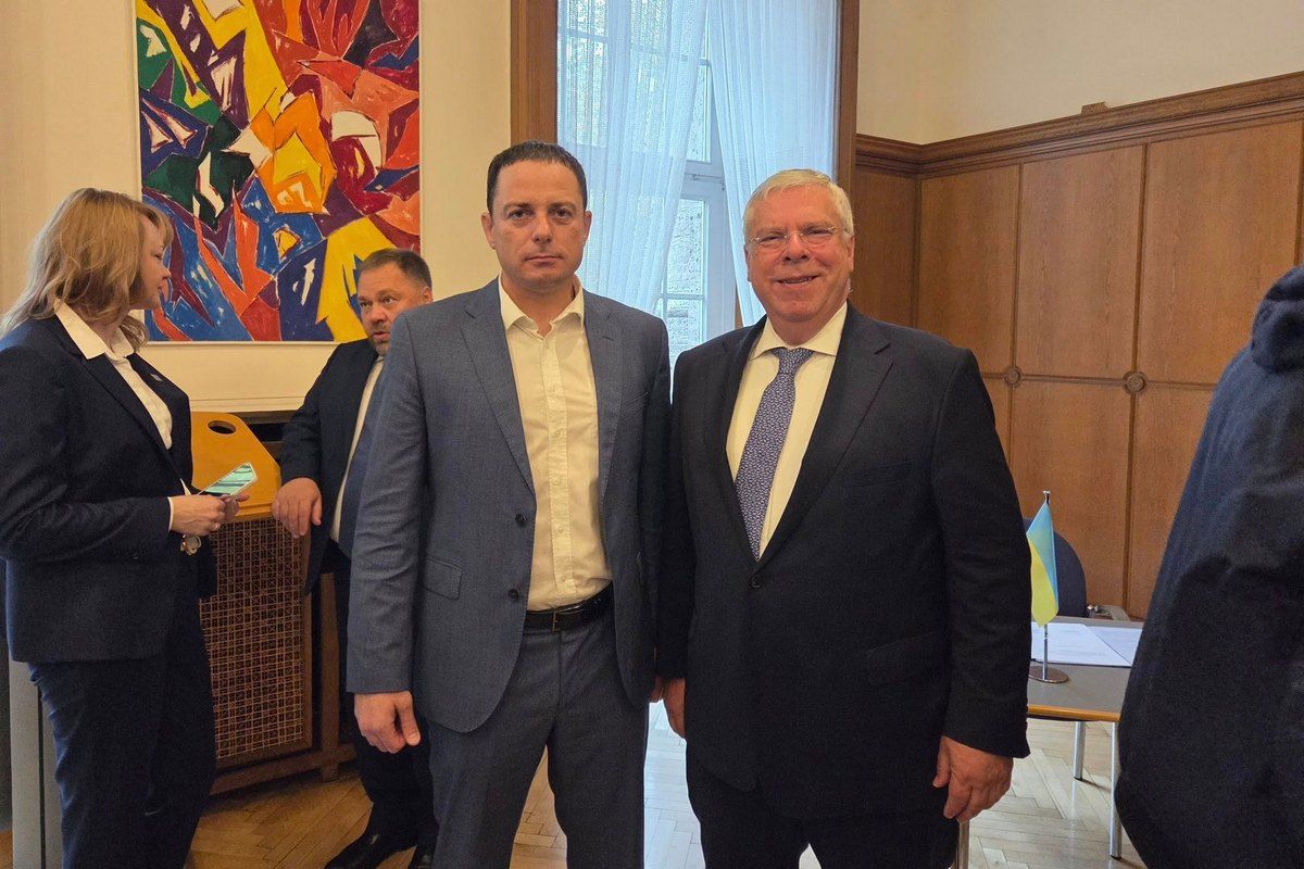 В частности, налаживание постоянного муниципального обмена, реализацию совместных проектов, поддержку развития гражданского общества и улучшение условий жизни в Каменском. В частности, налаживание постоянного муниципального обмена, реализацию совместных проектов, поддержку развития гражданского общества и улучшение условий жизни в Каменском.