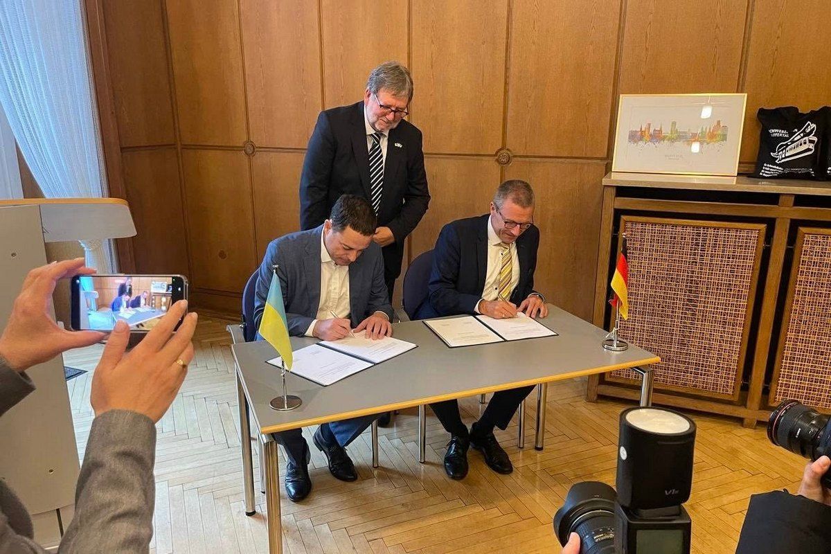 В Ратуше Вупперталя мэр Каменского подписал договор о сотрудничестве с городским головой Уве Шнайдевиндом В Ратуше Вупперталя мэр Каменского подписал договор о сотрудничестве с городским головой Уве Шнайдевиндом