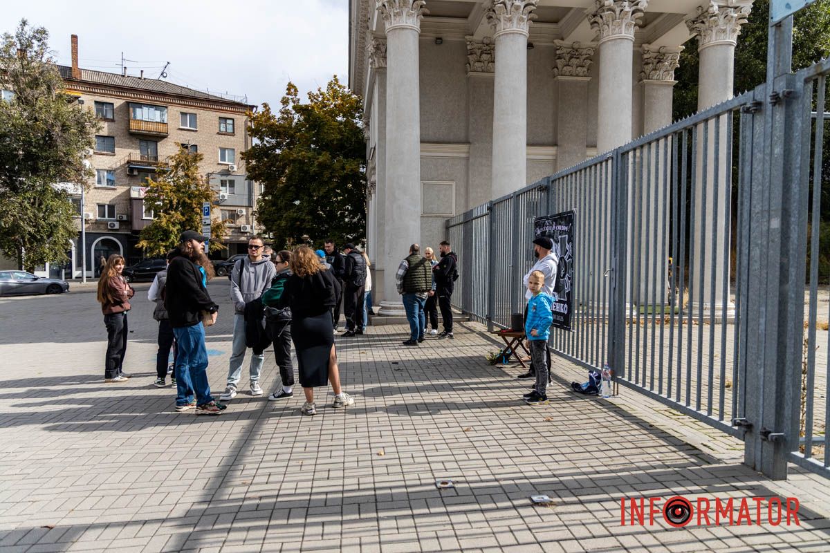 Був чуйним чоловіком та творчою людиною: біля «Дніпро-Арени» вшанували пам’ять загиблого воїна Євгена Коротченка 1