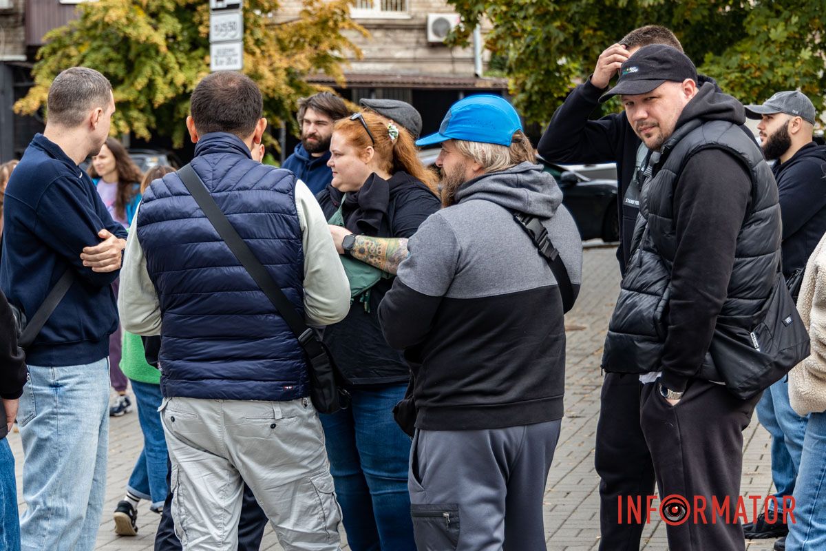 Був чуйним чоловіком та творчою людиною: біля «Дніпро-Арени» вшанували пам’ять загиблого воїна Євгена Коротченка 4