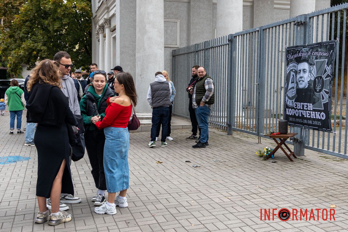 Був чуйним чоловіком та творчою людиною: біля «Дніпро-Арени» вшанували пам’ять загиблого воїна Євгена Коротченка 2
