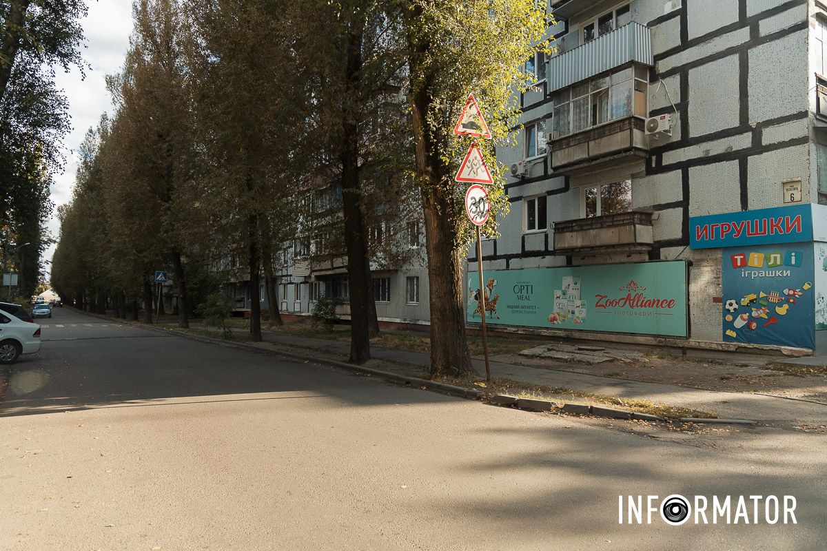 Техническое задание предусматривает установку шести скамеек, шести урн, пяти металлических столбиков, а также высадку одного дерева и пятидесяти кустов. Техническое задание предусматривает установку шести скамеек, шести урн, пяти металлических столбиков, а также высадку одного дерева и пятидесяти кустов.