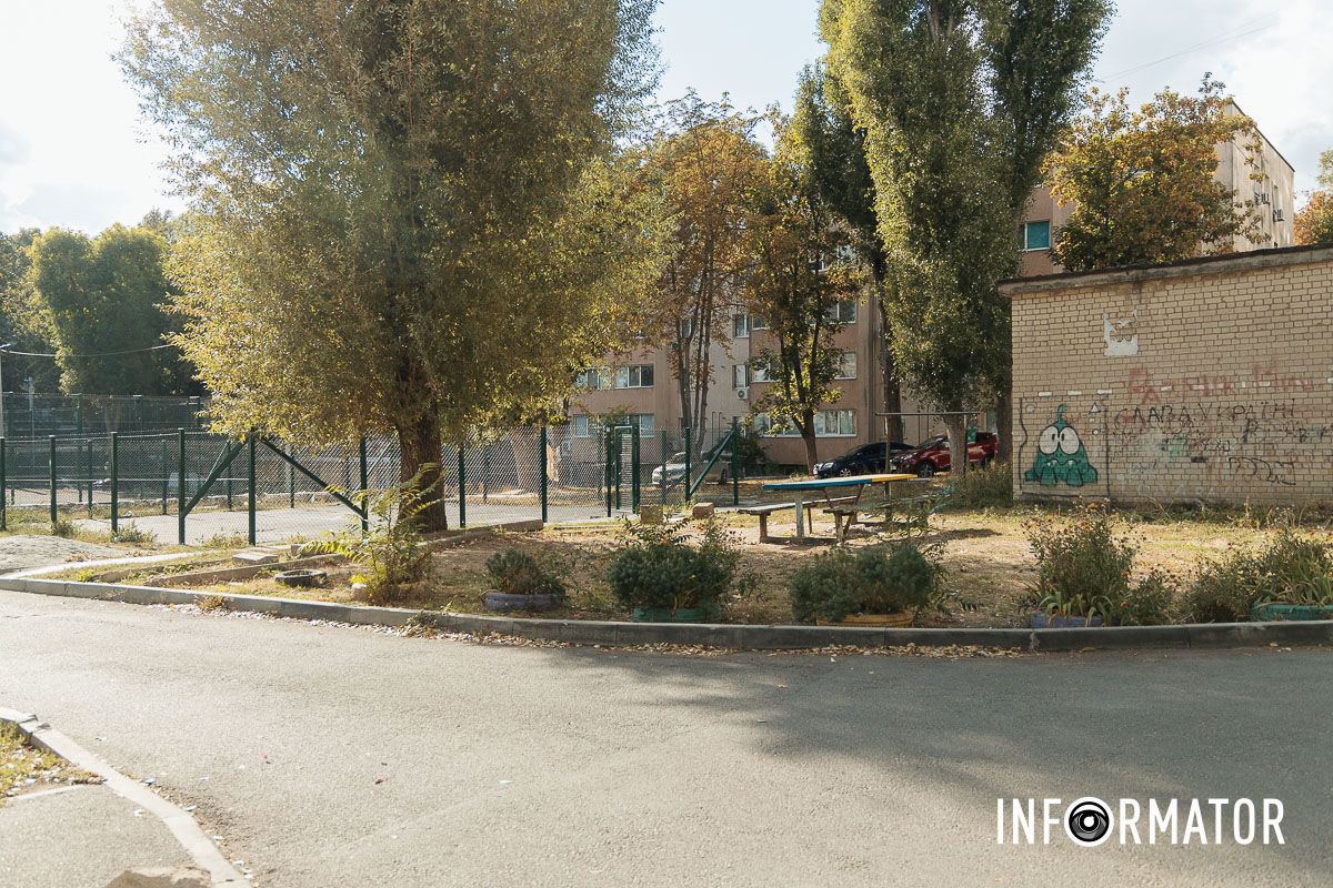 По словам местных, будущее благоустройство будет перед домом По словам местных, будущее благоустройство будет перед домом