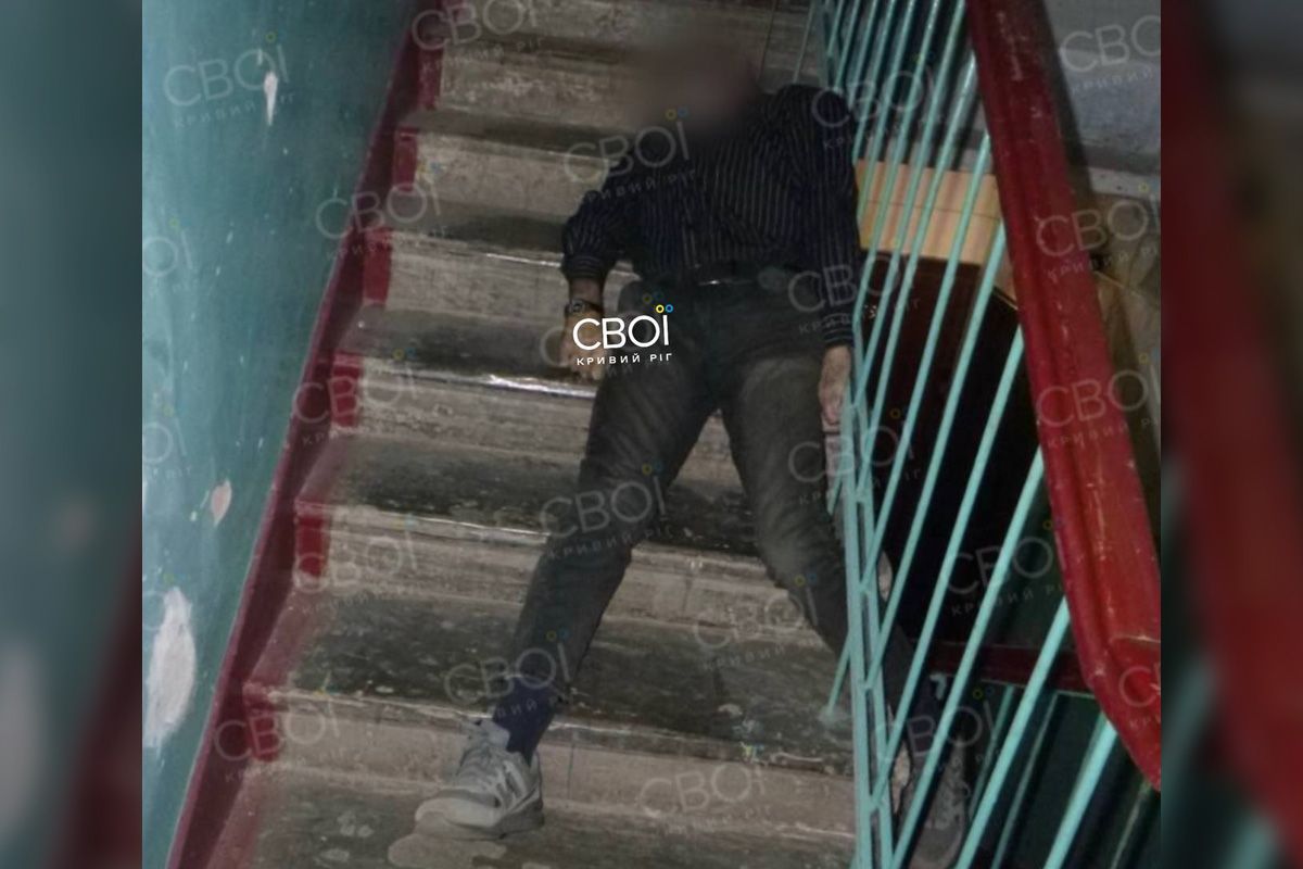 Тіло чоловіка у під'їзді