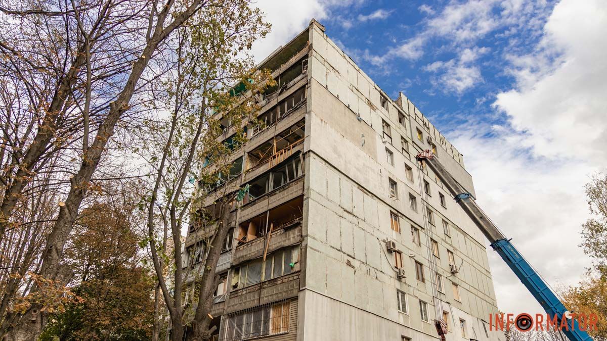 Небезпека обвалу під'їздів: у Дніпрі демонтують аварійні конструкції покрівлі будинку, який постраждав в результаті ворожої атаки