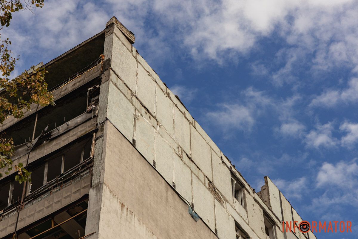 Из-за деформации плит и взрывной волны посыпались межпанельные швы Из-за деформации плит и взрывной волны посыпались межпанельные швы