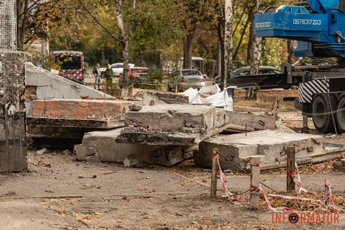 На техэтаже нужно демонтировать пострадавшие плиты, чтобы выяснить объем всех необходимых работ На техэтаже нужно демонтировать пострадавшие плиты, чтобы выяснить объем всех необходимых работ