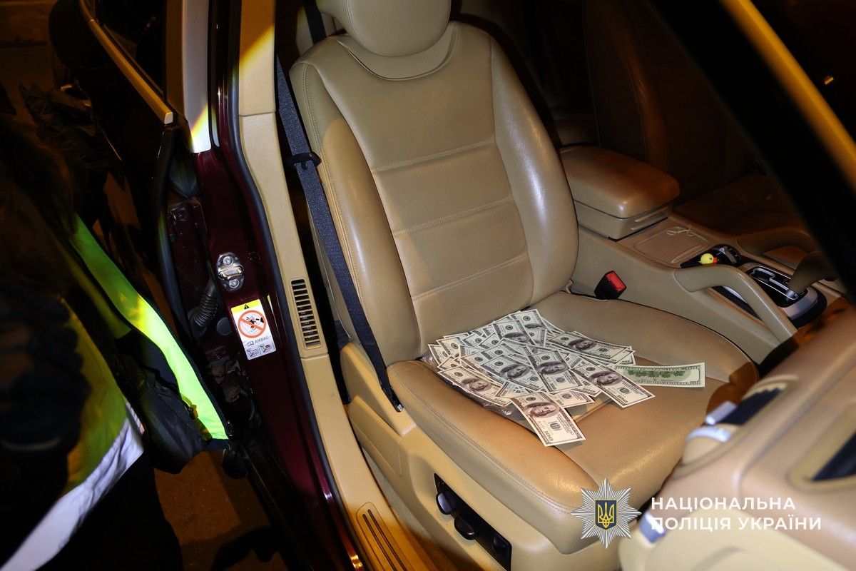 Правоохранители задокументировали факт передачи 13,5 тысяч долларов Правоохранители задокументировали факт передачи 13,5 тысяч долларов