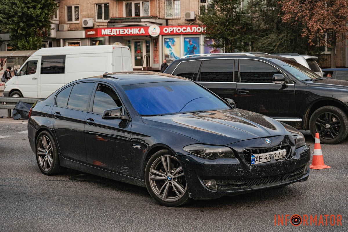 У Дніпрі водій Audi, тікаючи з місця іншої ДТП, протаранив кілька авто на Слобожанському проспекті 25