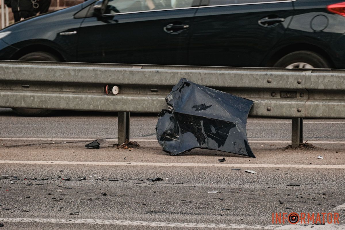 У Дніпрі водій Audi, тікаючи з місця іншої ДТП, протаранив кілька авто на Слобожанському проспекті 26