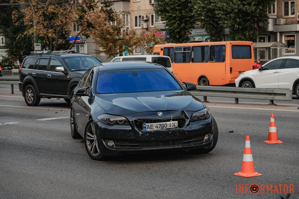 У Дніпрі водій Audi, тікаючи з місця іншої ДТП, протаранив кілька авто на Слобожанському проспекті 27
