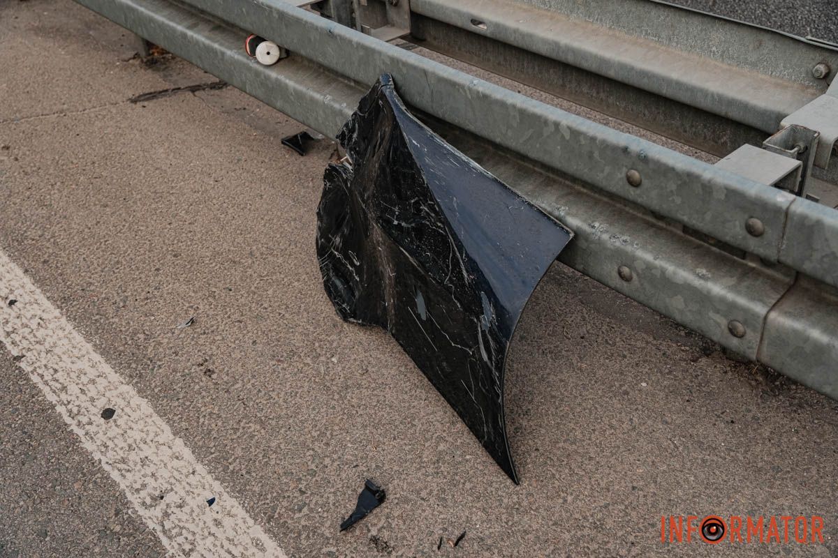 У Дніпрі водій Audi, тікаючи з місця іншої ДТП, протаранив кілька авто на Слобожанському проспекті 28