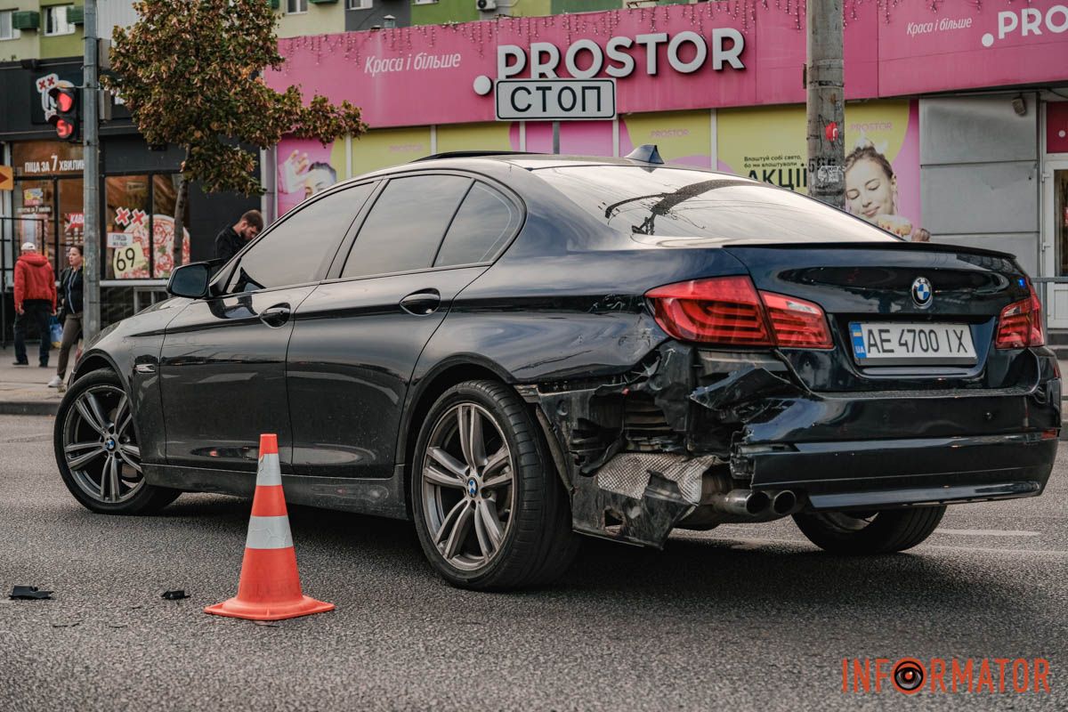 У Дніпрі водій Audi, тікаючи з місця іншої ДТП, протаранив кілька авто на Слобожанському проспекті 29