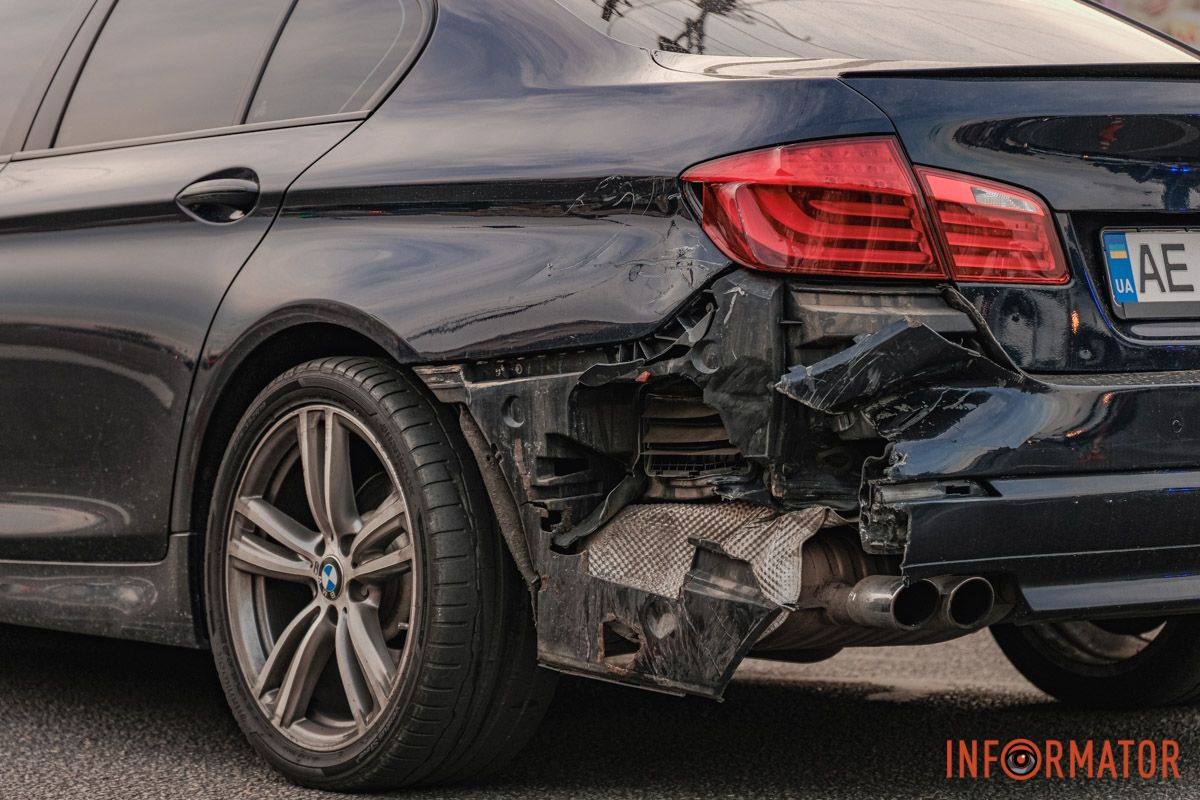 У Дніпрі водій Audi, тікаючи з місця іншої ДТП, протаранив кілька авто на Слобожанському проспекті 30