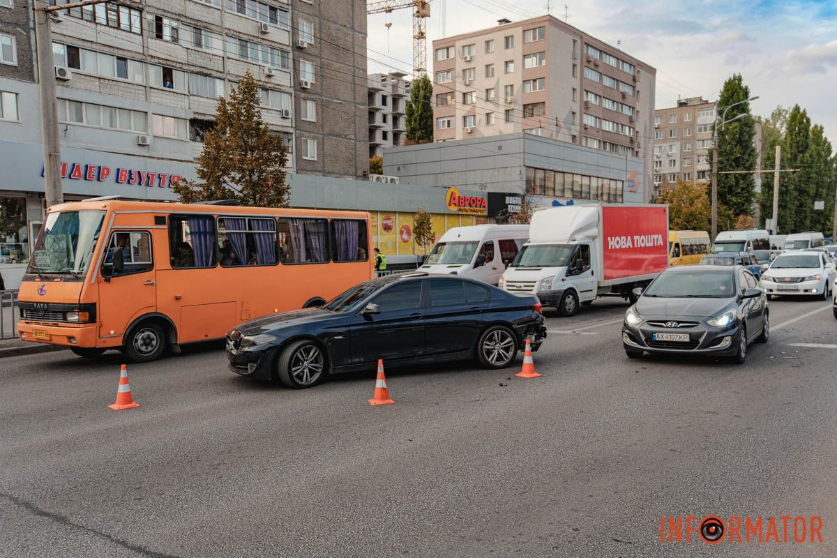 У Дніпрі водій Audi, тікаючи з місця іншої ДТП, протаранив кілька авто на Слобожанському проспекті 31