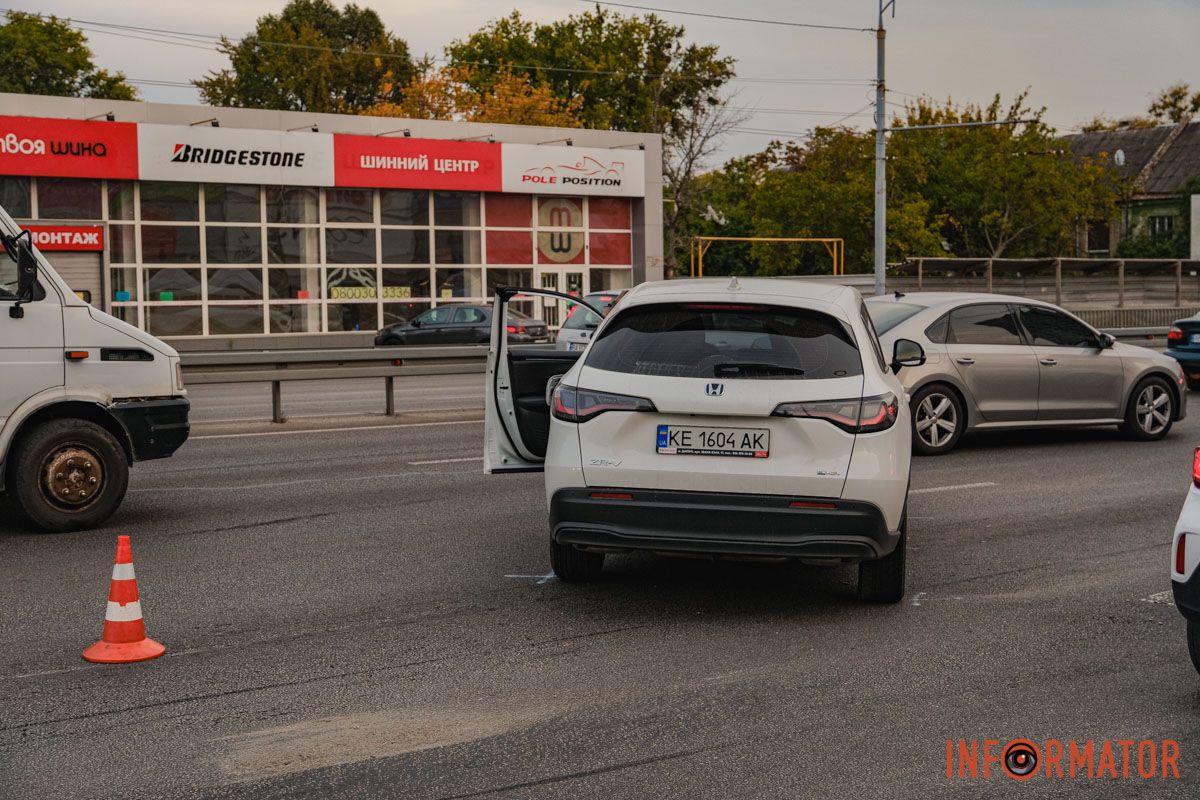 У Дніпрі водій Audi, тікаючи з місця іншої ДТП, протаранив кілька авто на Слобожанському проспекті 14