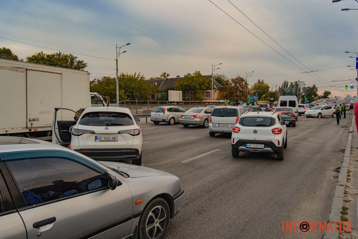 У Дніпрі водій Audi, тікаючи з місця іншої ДТП, протаранив кілька авто на Слобожанському проспекті 15