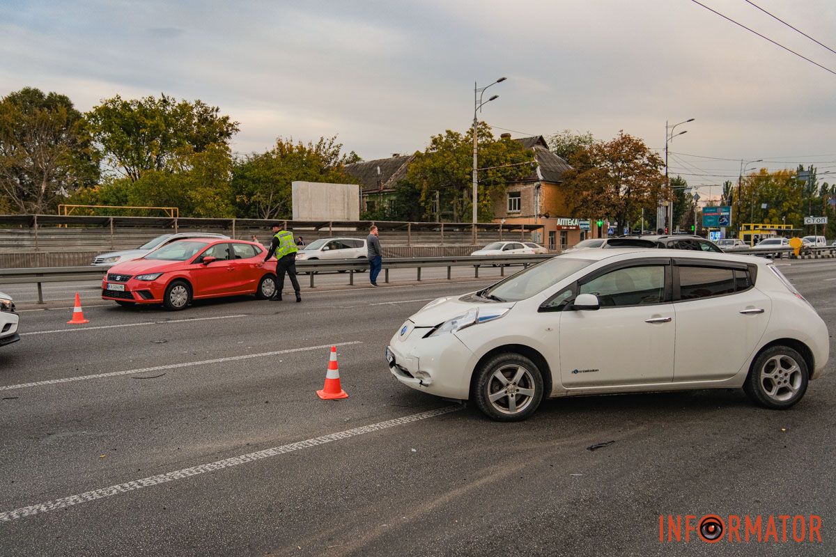 У Дніпрі водій Audi, тікаючи з місця іншої ДТП, протаранив кілька авто на Слобожанському проспекті 16