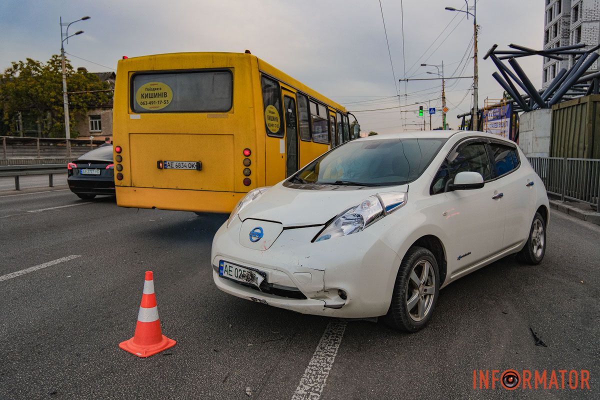 У Дніпрі водій Audi, тікаючи з місця іншої ДТП, протаранив кілька авто на Слобожанському проспекті 17