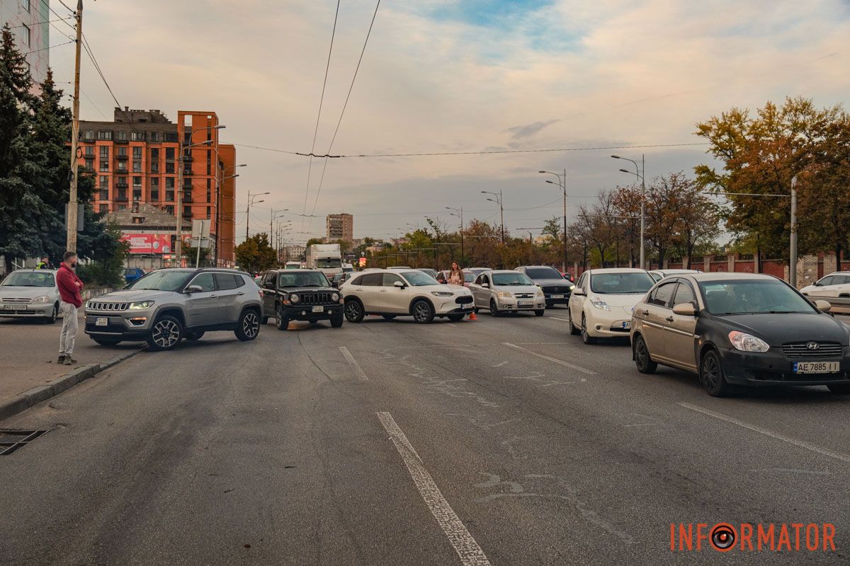 У Дніпрі водій Audi, тікаючи з місця іншої ДТП, протаранив кілька авто на Слобожанському проспекті 18