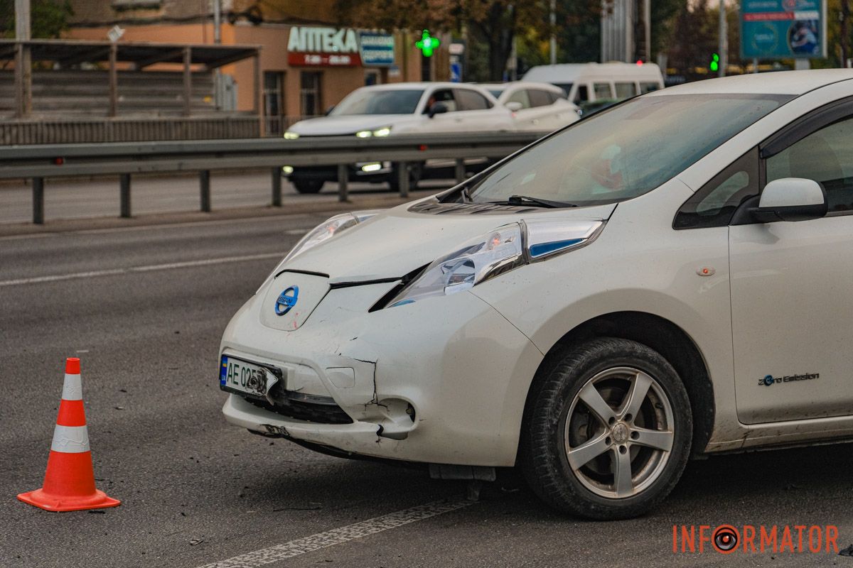 У Дніпрі водій Audi, тікаючи з місця іншої ДТП, протаранив кілька авто на Слобожанському проспекті 20