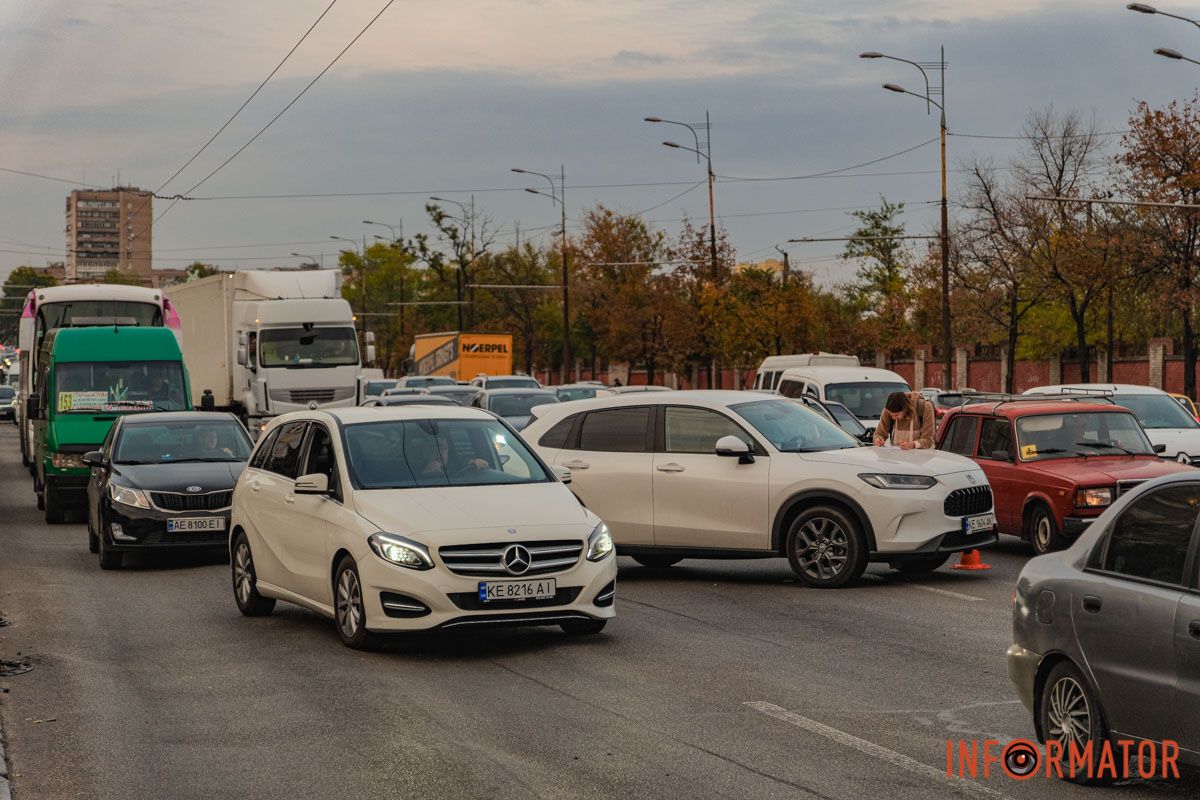 У Дніпрі водій Audi, тікаючи з місця іншої ДТП, протаранив кілька авто на Слобожанському проспекті 21