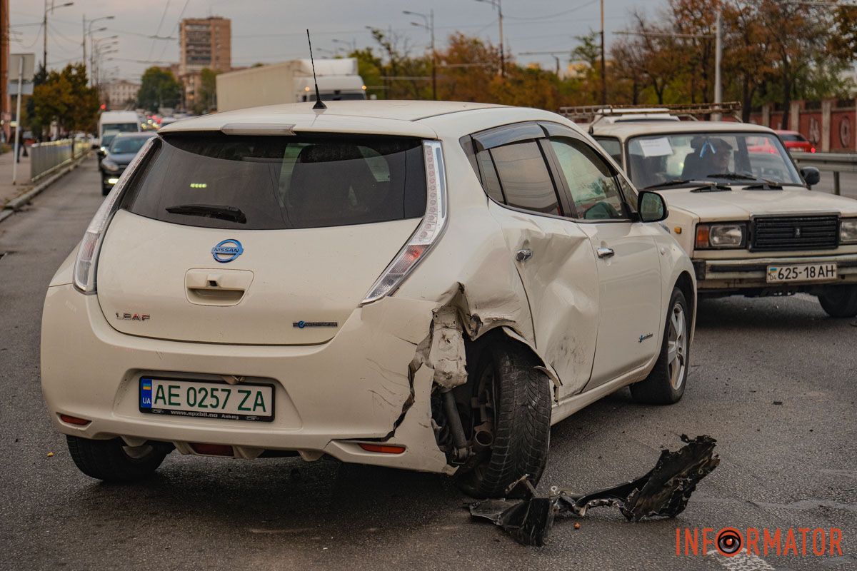 У Дніпрі водій Audi, тікаючи з місця іншої ДТП, протаранив кілька авто на Слобожанському проспекті 22